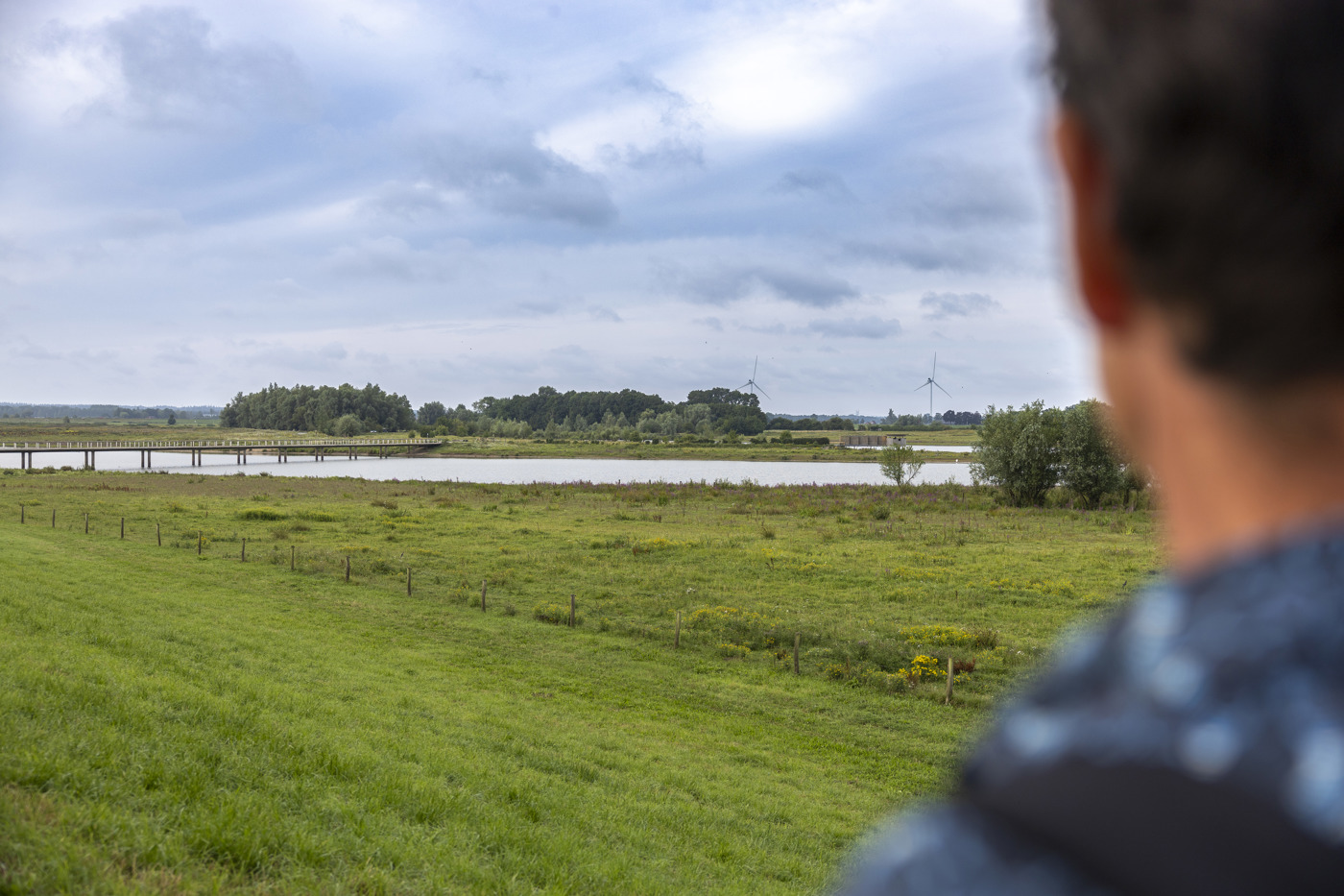 De Vreugderijkerwaard is te zien. Veel groen, en water.