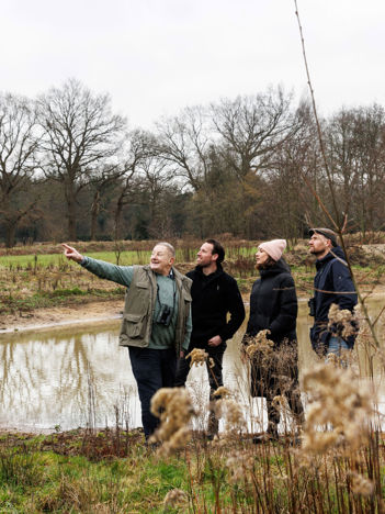 Op beide afbeeldingen zijn de collega's Milou, Adriaan en Martin te zien in de natuur.