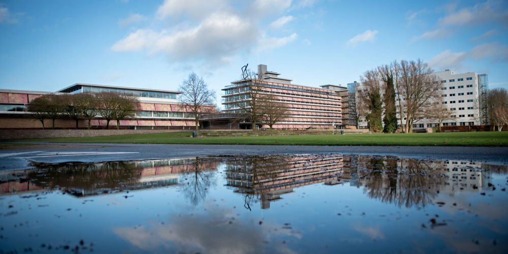 Provinciehuis van buiten met de weerspiegeling in een plas water