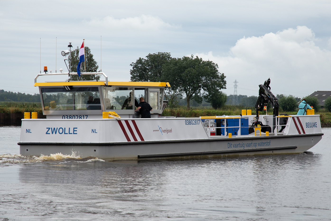Op de afbeelding is het volledig nieuwe werkschip te zien die vaart in Wanneperveen.