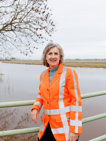 Een portretfoto van collega Eiberlien in een oranje hesje is te zien op de eerste afbeelding. Op de tweede afbeelding is water met riet bij Genemuiden te zien.