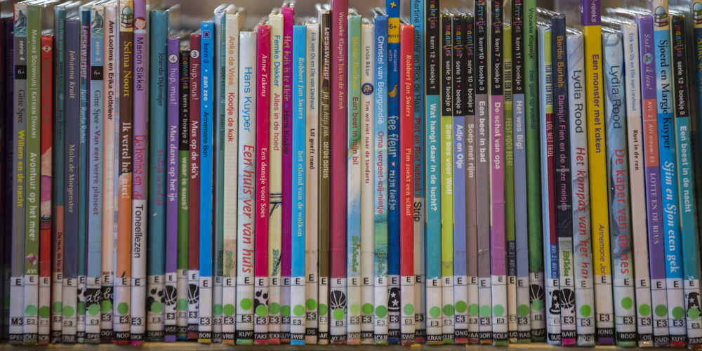 Een rij met boeken op een plank in een bibliotheek