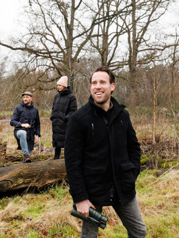 Op beide afbeeldingen zijn de collega's Milou, Adriaan en Martin te zien in de natuur.