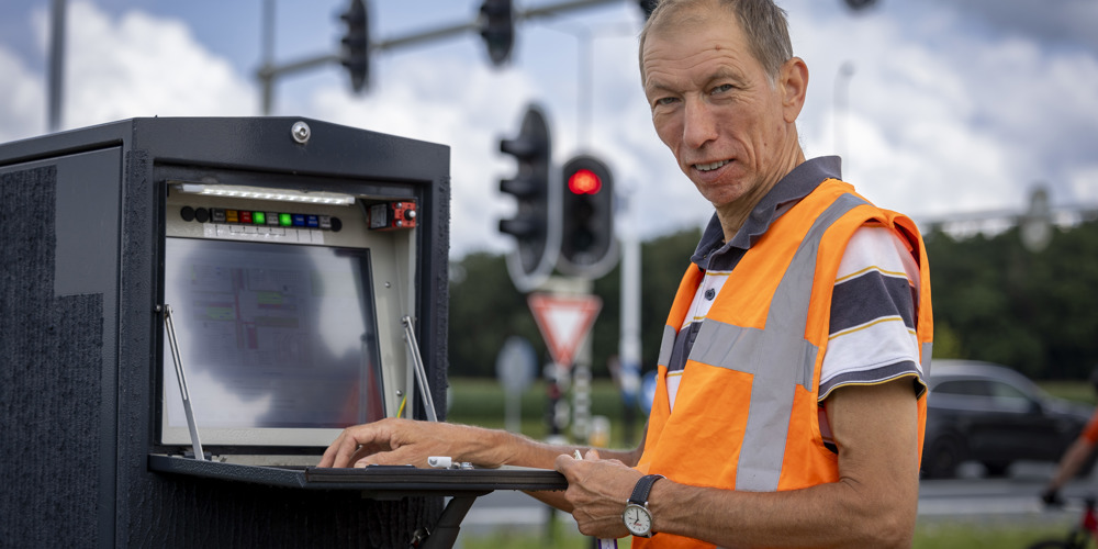 Jeroen Bakker doet onderhoud aan wegen