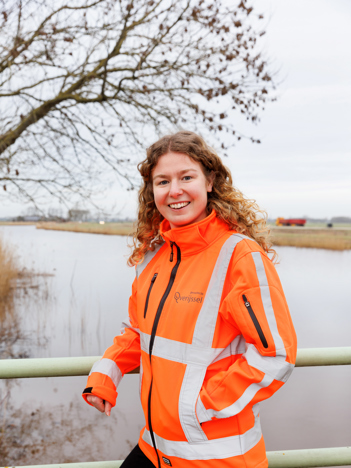 Portretfoto's van collega's Maud en Tiemen. Beide collega's staan voor een reling op een brug bij Genemuiden. Op de achtergrond is water te zien.