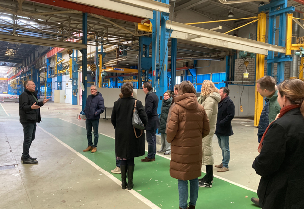 Op de eerste foto is de Storkhallen te zien in Hengelo en op de tweede foto een bijeenkomst in de Storkhallen in Hengelo.