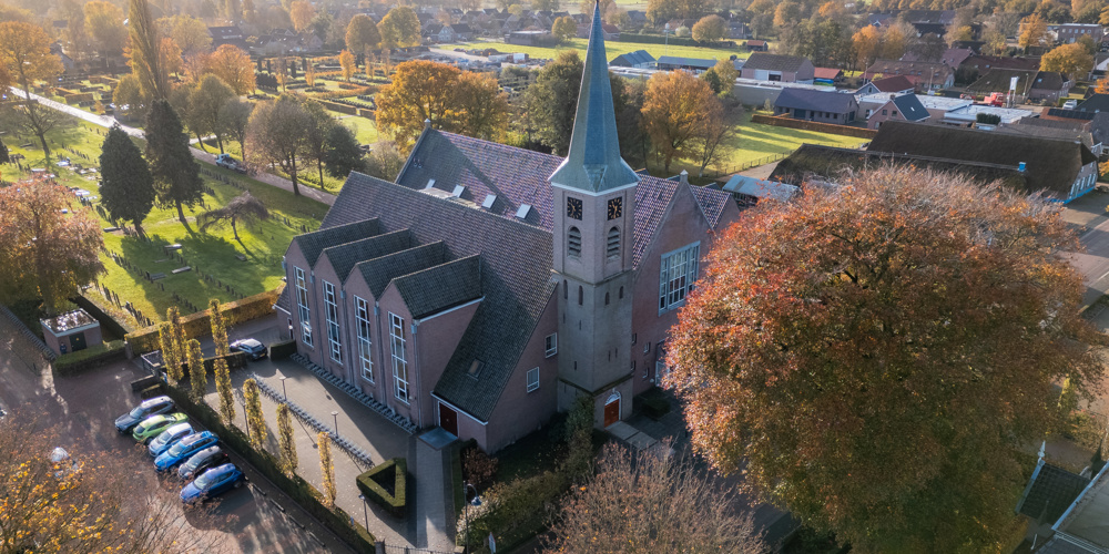 Een kerk in Staphorst is van bovenaf gefotografeerd.