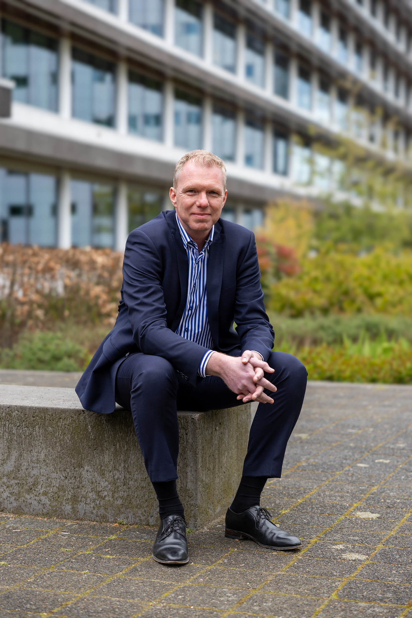 Collega Henri zit buiten op een bankje bij het provinciehuis.