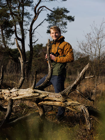 Op de eerste foto is een close up te zien van de hand van collega Rutger die mos aanraakt in het bos en de tweede afbeelding is een portret foto van Rutger.