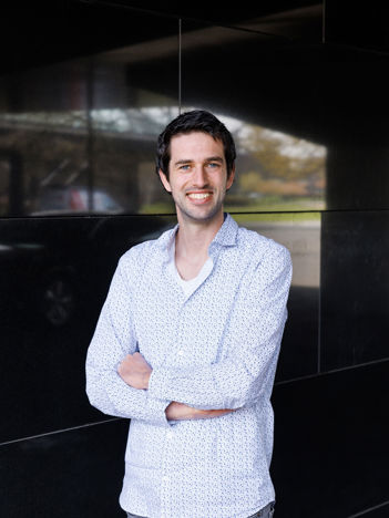 Profielfoto van Martijn die tegen een zwarte muur geleund staat en een sfeerbeeld van de kantine van het provinciehuis