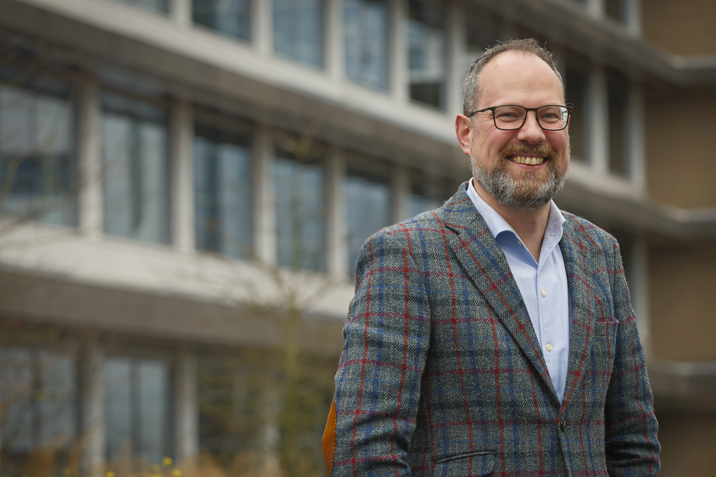 Collega Biem is te zien in de tuin van het provinciehuis.