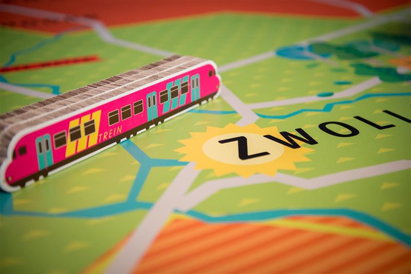 Een kartonnen atribuut in de vorm van een trein staat op een kaart van Overijssel bij de naam Zwolle.