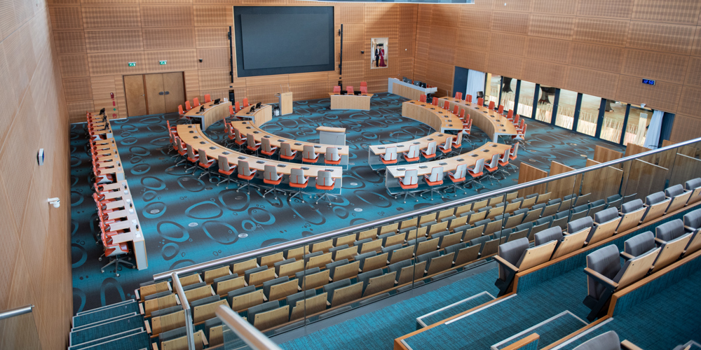 Een bovenaanzicht van de statenzaal van de provincie Overijssel is te zien.