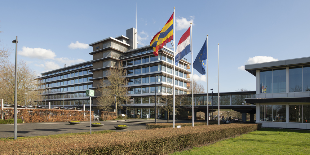 Het provinciehuis met de vlag van Overijssel, Nederland en Europa