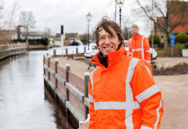 Een portretfoto van collega Johan en een portret foto van collega Bart. Beide staan aan een kade in Ossenzijl in een oranje jas van de provincie.
