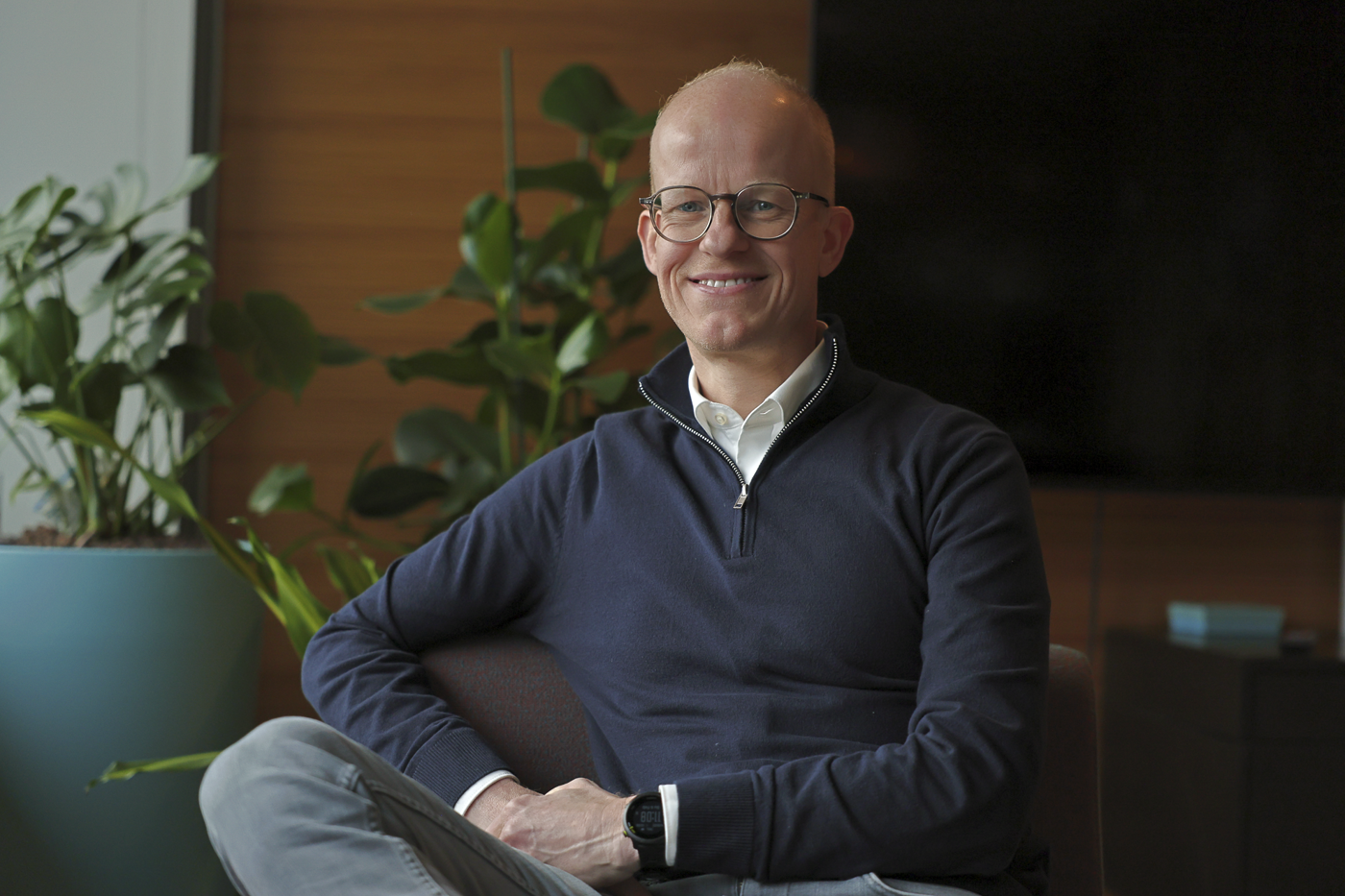 Collega Sander zit op een bank in het provinciehuis.