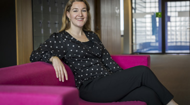 Collega Miriam zit op een roze bank