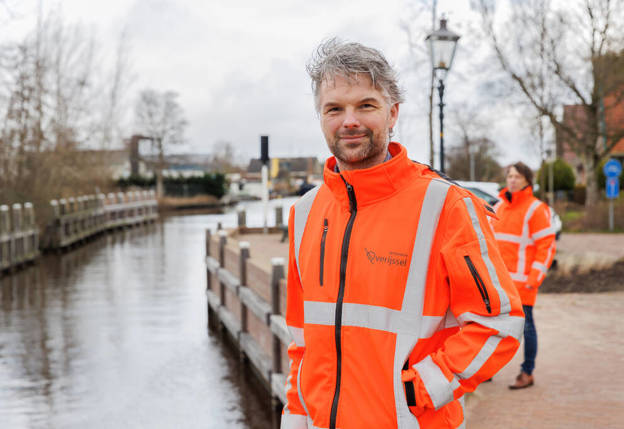 Een portretfoto van collega Johan en een portret foto van collega Bart. Beide staan aan een kade in Ossenzijl in een oranje jas van de provincie.