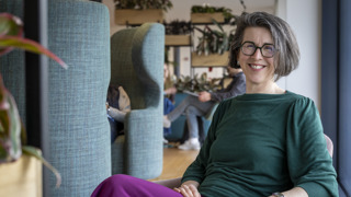Collega Annelies zit op een roze stoel