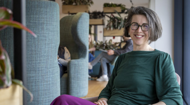 Collega Annelies zit op een roze stoel