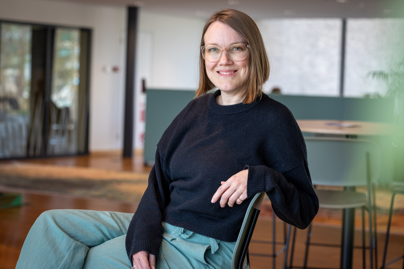 Collega Loes zit op een stoel