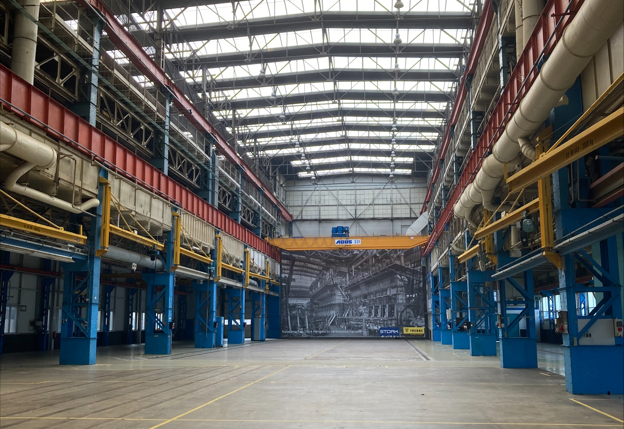 Op de eerste foto is de Storkhallen te zien in Hengelo en op de tweede foto een bijeenkomst in de Storkhallen in Hengelo.