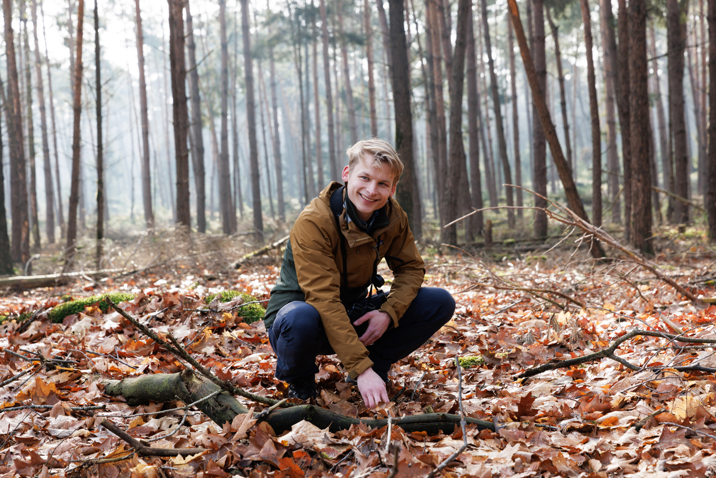 Collega Rutger zit in een bos.