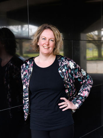 Groepsfoto van Natasja, Elma en Martijn waar ze bij een trap staan in het provinciehuis en portretfoto van Natasja die tegen een zwarte muur geleund staat.